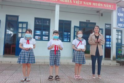 Sơ kết học kì I và Tết yêu thương “Mừng Đảng quang vinh, mừng xuân quý Mão” trao quà Tết cho các em học sinh có hoàn cảnh khó khăn.