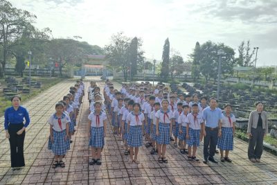 Liên đội phối hợp cùng chi Đoàn trường hướng dẫn các em học sinh thắp hương nghĩa trang liệt sĩ Tịnh Thiện, thôn Long Thành xã Tịnh Khê nhân kỷ niệm 81 năm ngày thành lập Quân đội nhân dân Việt Nam (22/12/1944-22/12/2025).