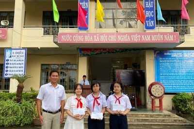 “Xuân ấm áp- Tết yêu thương” chương trình trao quà Tết cho các em học sinh có hoàn cảnh khó khăn