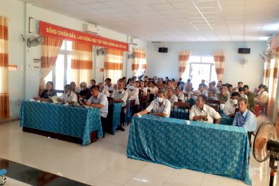 Cán bộ giáo viên công nhân viên nhà trường TH&THCS Tịnh Thiện tham gia học nghị quyết hội nghị lần thứ 5 ban chấp hành trung ương Đảng, khóa XIII