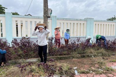 Cán bộ, giáo viên, nhân viên nhà trường tham gia dọn vệ sinh và trồng hoa trong lễ phát động phong trào thi đua chung sức xây dựng nông thôn mới nâng cao của xã Tịnh Thiện vào sáng chủ nhật ngày 30/10/2022