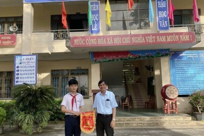 Liên đội trao thưởng Hội thi Làm lồng đèn cho các khối lớp.